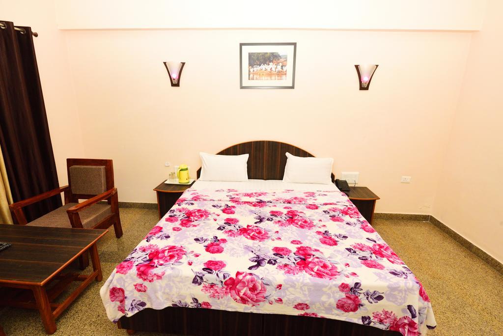 Geetanjali Hotel & Motel Bharatpur Bagian luar foto